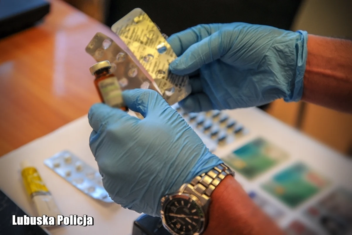 Lubuska policja zatrzymała lekarkę, która bezpodstawnie wystawiła kilkaset recept na leki opioidowe, w tym fentanyl. Kobieta usłyszała zarzuty i przebywa w tymczasowym areszcie.