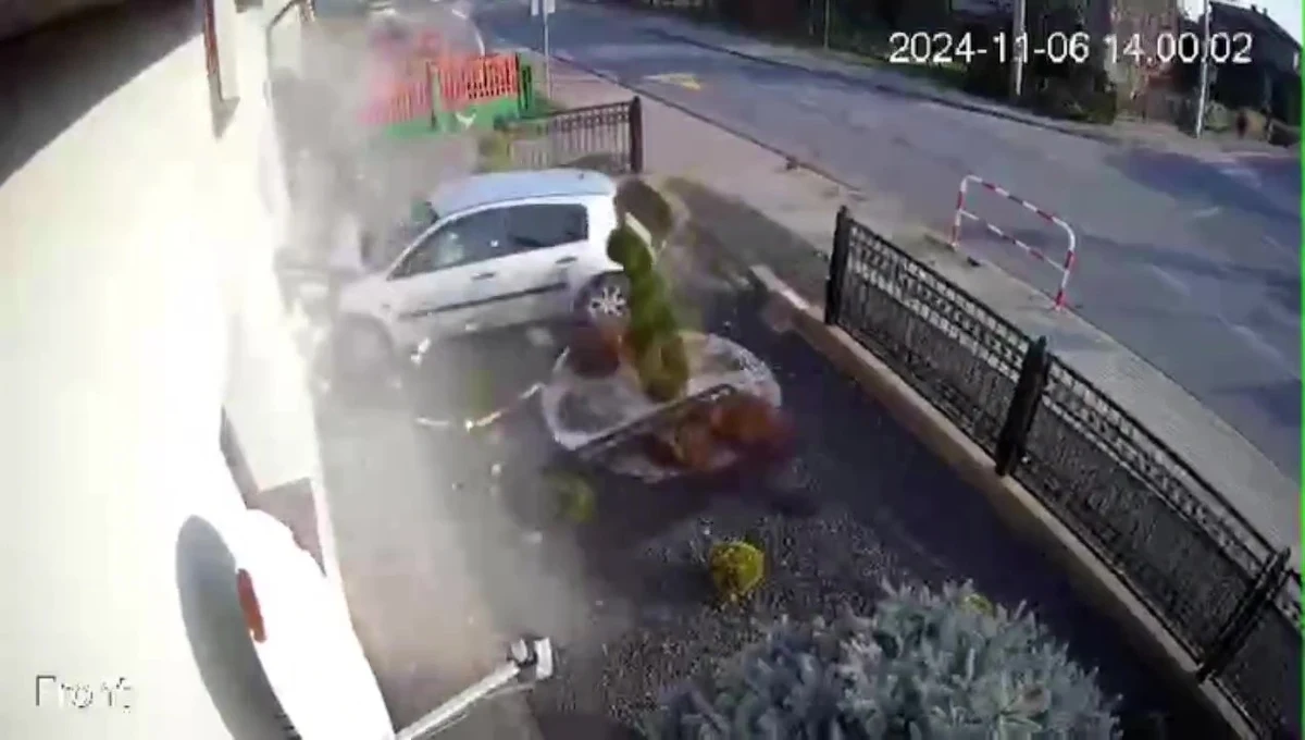 2,5 promila alkoholu w organizmie miała mieszkanka powiatu wieruszowskiego (Łódzkie), która jadąc autem osobowym z impetem uderzyła w ogrodzenie posesji, a następnie w budynek mieszkalny. W wyniku zdarzenia do szpitala trafiła 36-letnia kierująca oraz jeden z domowników. 