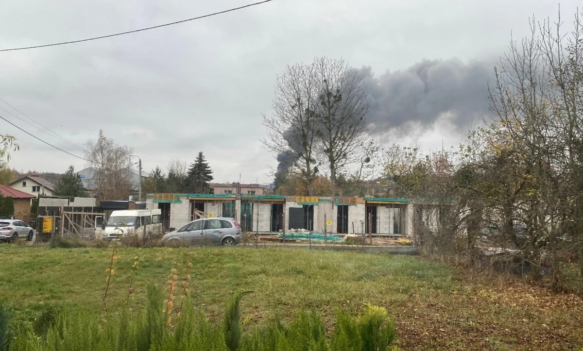 Płonie warsztat samochodowy, który znajduje się zaraz przy obwodnicy Trójmiasta w Bąkowie. Całe szczęście nie ma informacji o poszkodowanych.