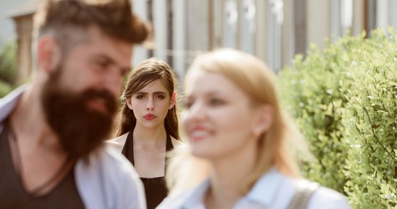 Pozwalasz w obecności męża czy partnera, by ktoś obcy z tobą firtował? Liczysz, że może odrobina zazdrości wzmocni wasz związek? Naukowcy wskazują, że nie tędy droga. Odkryli paradoksalny efekt, który sprawia, że nawet jeśli nie odwzajemniasz zainteresowania, możesz się wydać partnerowi mniej atrakcyjna. I dodajmy, efekt obowiązuje w obie strony. Dotyczy pań i panów. Wyniki najnowszych badań opublikowane w czasopismie "Journal of Sex Research" przez naukowców z Uniwersytetu Reichmana w Izraelu oraz Uniwersytetu w Rochester w USA pokazują, że taka sytuacja może u obserwatora zmniejszyć wolę dalszego inwestowania w związek.