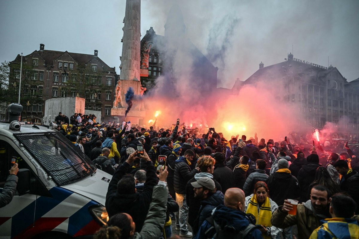 ​Co najmniej 10 izraelskich kibiców trafiło do szpitala po tym, jak zostali zaatakowani przez napastników krzyczących "wolna Palestyna" w Amsterdamie. Sprawa nabrała międzynarodowego rozgłosu - wydarzenia w Holandii potępiają władze kolejnych krajów, a prezydent Izraela wprost napisał, że przypomina mu to atak dokonany przez terrorystów z Hamasu na Izrael w październiku 2023 r.