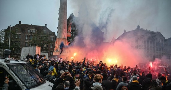 ​Co najmniej 10 izraelskich kibiców trafiło do szpitala po tym, jak zostali zaatakowani przez napastników krzyczących "wolna Palestyna" w Amsterdamie. Sprawa nabrała międzynarodowego rozgłosu - wydarzenia w Holandii potępiają władze kolejnych krajów, a prezydent Izraela wprost napisał, że przypomina mu to atak dokonany przez terrorystów z Hamasu na Izrael w październiku 2023 r.