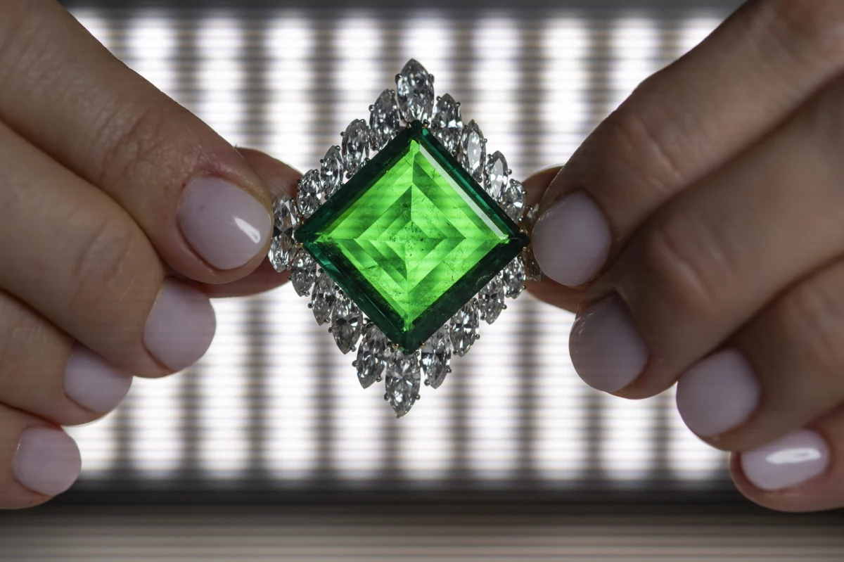 Szmaragd Aga Khan - niezwykle rzadka broszka z 37-karatowym szmaragdem i diamentami, może osiągnąć cenę do 8 milionów dolarów na aukcji Christie's w przyszłym tygodniu w Genewie. 