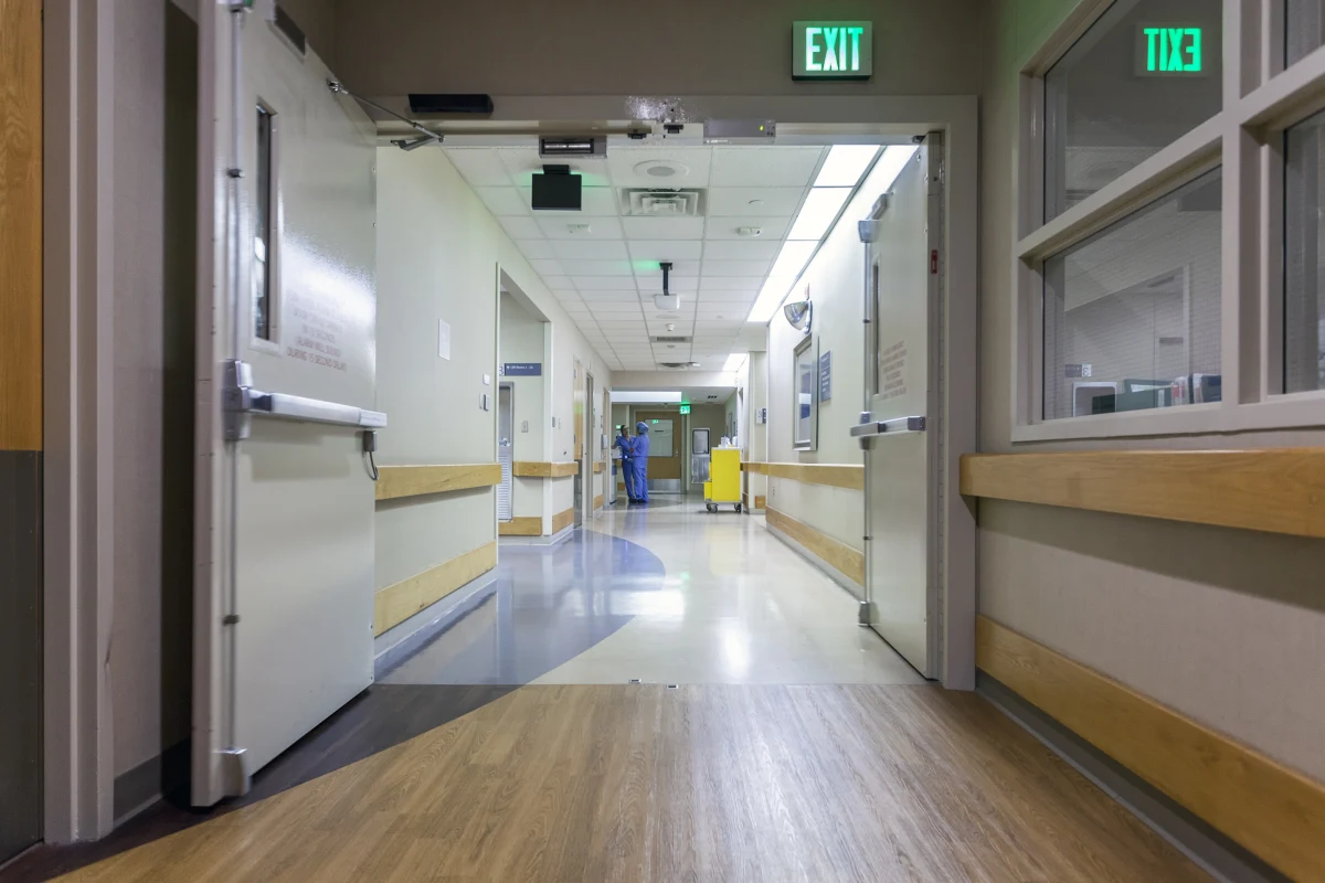 W piątek zakończyła się sekcja zwłok 3-letniej dziewczynki, której śmierć stwierdzono w środę w szpitalu w Nowym Tomyślu. Policja podejrzewa, że dziecko mogło zatruć się silnymi oparami preparatu przeciwko gryzoniom. Biegli nie są jednak w stanie określić przyczyny zgonu dziecka. Muszą przeprowadzić kolejne badania.