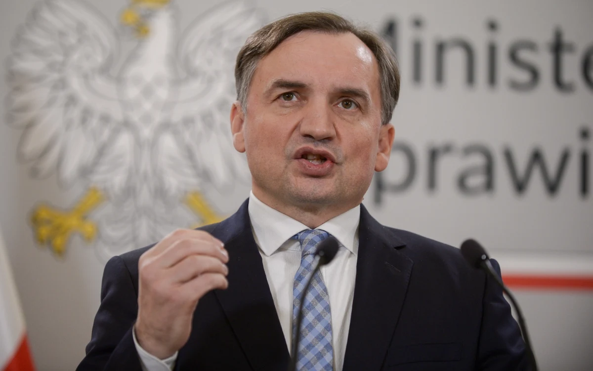 Sąd Okręgowy w Warszawie ukarał karą 2 tys. złotych grzywny byłego ministra sprawiedliwości Zbigniewa Ziobrę (PiS) za niestawienie się na przesłuchaniu przed sejmową komisją śledczą ds. Pegasusa. Na postanowienie to przysługuje zażalenie.