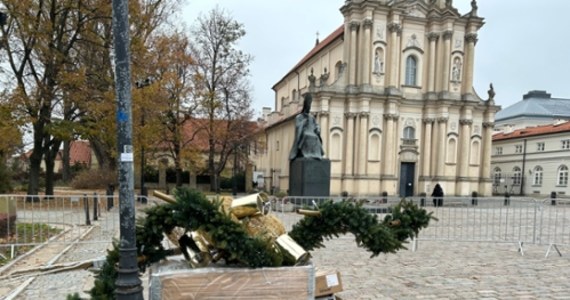 Montaż bożonarodzeniowej iluminacji rozpoczął się w Warszawie. Choć do Świąt Bożego Narodzenia jeszcze prawie siedem tygodni, na ulicach stolicy można zobaczyć pierwsze ozdoby. Nasz reporter Michał Dobrołowicz rozmawiał ze spacerowiczami na Trakcie Królewskim w Warszawie.