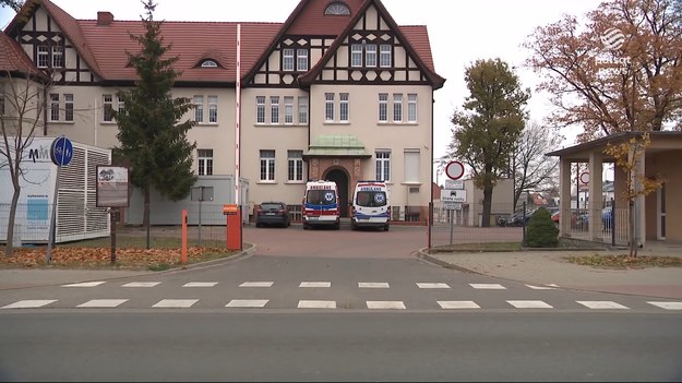 Choć rodzice wzywali do córki karetkę, dyspozytor jej nie wysłał. Nowe fakty w sprawie tragicznej śmierci trzylatki z Wielkopolski, która zginęła najprawdopodobniej po tym jak zatruła się oparami z trutki na gryzonie. Wyjaśnić ma to sekcja zwłok. Do szpitala zawiózł ją ojciec, na ratunek było jednak za późno. Przyczyny rodzinnego dramatu ma wyjaśnić prokuratura, specjalny zespół powołała też Wojewoda Wielkopolska. O nowych ustaleniach dla ''Wydarzeń'' Beata Glinkowska.