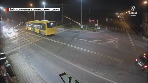 Skrajnie niebezpieczne zachowanie kierowcy autobusu w Rudzie Śląskiej. Zamiast zatrzymać przed zamykającym się szlabanem, kierowca przyspieszył i staranował rogatki. Zdążył przed pociągiem, ale nietrudno wyobrazić sobie, do jakiej tragedii mogło dojść. Dla ''Wydarzeń'' Michał Mitoraj.