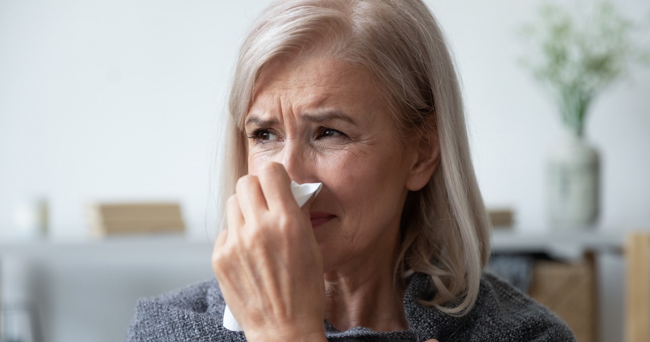 To najczęstsza przyczyna zapalenia zatok. Ból i katar to pierwsze objawy
