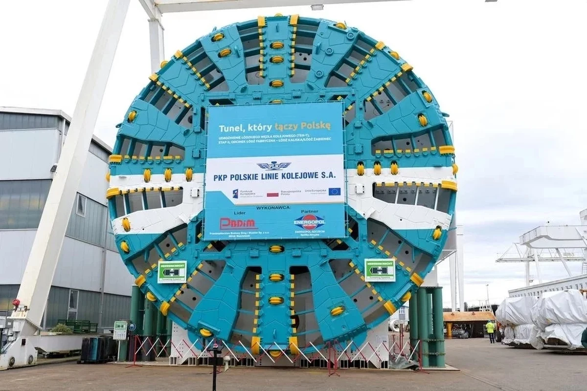 Po katastrofie budowlanej i zawaleniu się części kamienicy na trasie tunelu średnicowego w Łodzi, od weekendu lokatorzy pierwszej wysiedlonej kamienicy mogą wracać do swoich mieszkań. W piątek rzeczoznawca potwierdził, że budynek jest bezpieczny. Podłączone są media: woda, prąd i gaz.