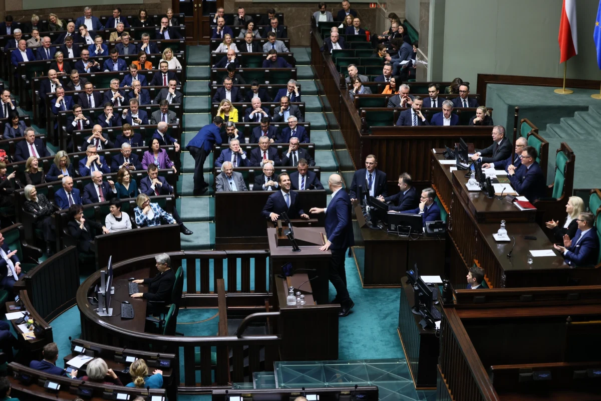 Sejm podjął w piątek decyzję o skierowaniu projektu ustawy ws. wolnej Wigilii do dalszych prac w komisjach. Wcześniej odbyła się zacięta dyskusja. "Lewica zachowuje się jak małpa z brzytwą, która prowadzi politykę na oślep, bez żadnej spójności: z jednej strony projekt aborcyjny i wycofanie religii ze szkół, z drugiej - wolna Wigilia" - powiedział Szymon Pogoda z PiS. Urszula Rusecka, również z PiS, poparła ideę wolnej Wigilii, a co więcej wyraziła nadzieję, że "izba dojrzeje do tego, by wolny był również Wielki Piątek". Konfederacja poinformowała natomiast, że w ich klubie nie będzie dyscypliny ws. głosowania nad wolną Wigilią. Jak do pomysłu odniosła się Trzecia Droga i Koalicja Obywatelska?