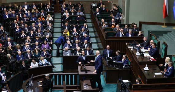 Sejm podjął w piątek decyzję o skierowaniu projektu ustawy ws. wolnej Wigilii do dalszych prac w komisjach. Wcześniej odbyła się zacięta dyskusja. "Lewica zachowuje się jak małpa z brzytwą, która prowadzi politykę na oślep, bez żadnej spójności: z jednej strony projekt aborcyjny i wycofanie religii ze szkół, z drugiej - wolna Wigilia" - powiedział Szymon Pogoda z PiS. Urszula Rusecka, również z PiS, poparła ideę wolnej Wigilii, a co więcej wyraziła nadzieję, że "izba dojrzeje do tego, by wolny był również Wielki Piątek". Konfederacja poinformowała natomiast, że w ich klubie nie będzie dyscypliny ws. głosowania nad wolną Wigilią. Jak do pomysłu odniosła się Trzecia Droga i Koalicja Obywatelska?