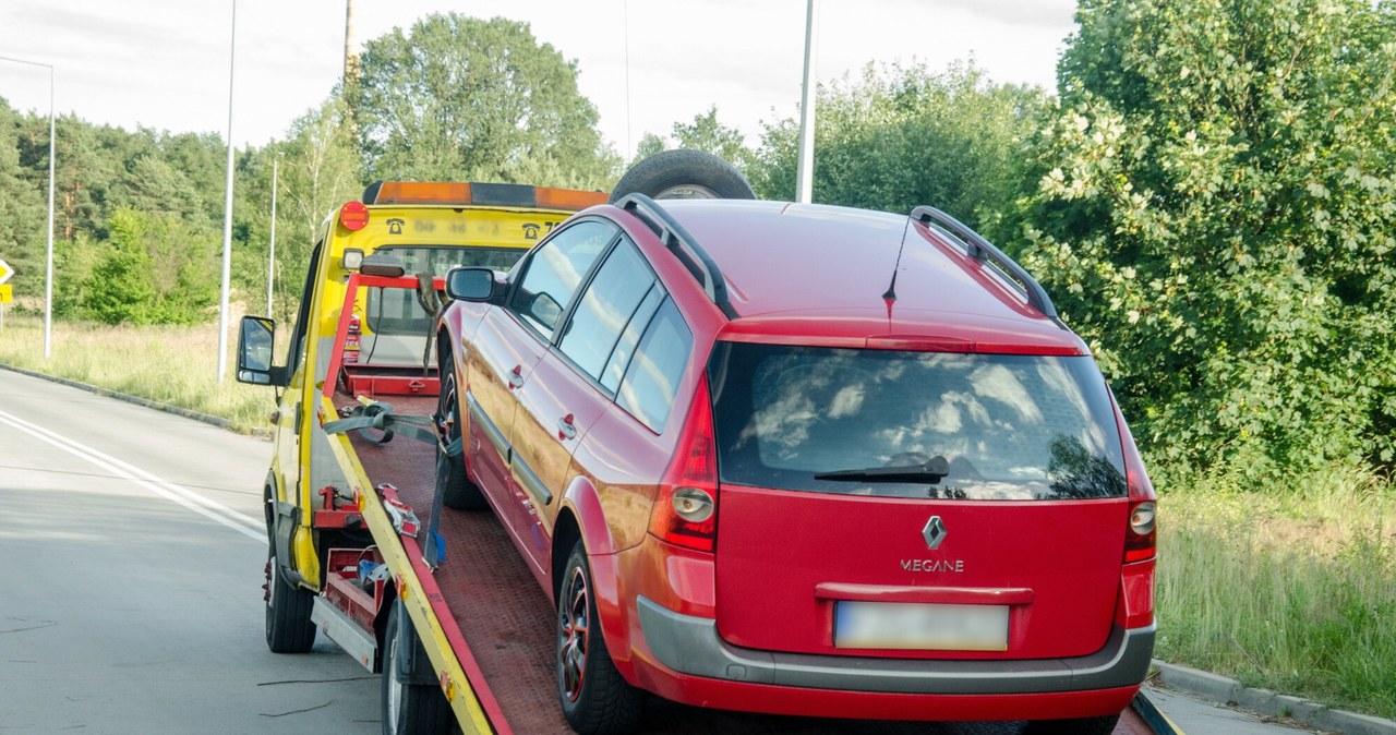 pierwszy, rzut, jest, tylko, kolejny, niestety, przypadek, pijanego, kierowcy, który, rozbił, swój, samochód, Jednak, przy, bliż 20-letnie auto to niekoniecznie trumna na kołach. Dowód na wideo