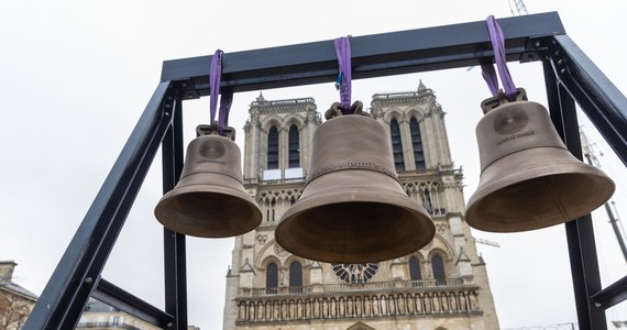 Ponad pięć lat po tym, jak katastrofalny pożar zniszczył dużą część katedry Notre-Dame w Paryżu, dzwony słynnego kościoła zabrzmiały ponownie. W piątkowy poranek osiem dzwonów katedry zadzwoniło po raz pierwszy od kwietnia 2019 roku.