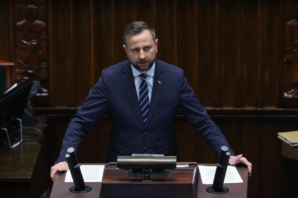 "Chcę wyrazić oburzenie sposobem komunikowania się członków komisji i określania samolotu, który leciał do Smoleńska. To były tak niegodne słowa, tak niegodne określenia, że w obliczu obecności na tej sali osób najbliższych tych, którzy zginęli, nie będę ich przytaczał" - powiedział wicepremier Władysław Kosiniak-Kamysz w piątek Sejmie, referując raport opublikowany przez Zespół ds. oceny funkcjonowania podkomisji smoleńskiej. "Konserwa. Tak pan wraz ze swoimi współpracownikami określał statek powietrzny, który rozbił się pod Smoleńskiem" - powiedział sekretarz stanu w Ministerstwie Obrony Narodowej Cezary Tomczyk zwracając się do Antoniego Macierewicza.