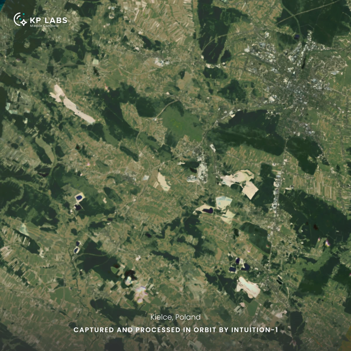 Polski satelita Intuition-1, wyniesiony na orbitę 11 listopada 2023 roku, świętuje właśnie pierwszą rocznicę swojej kosmicznej podróży. Przez pierwsze 366 dni okrążył Ziemię 5490 razy, podczas których dostarczył wiele cennych informacji, przetwarzanych autonomicznie dzięki algorytmom sztucznej inteligencji.
