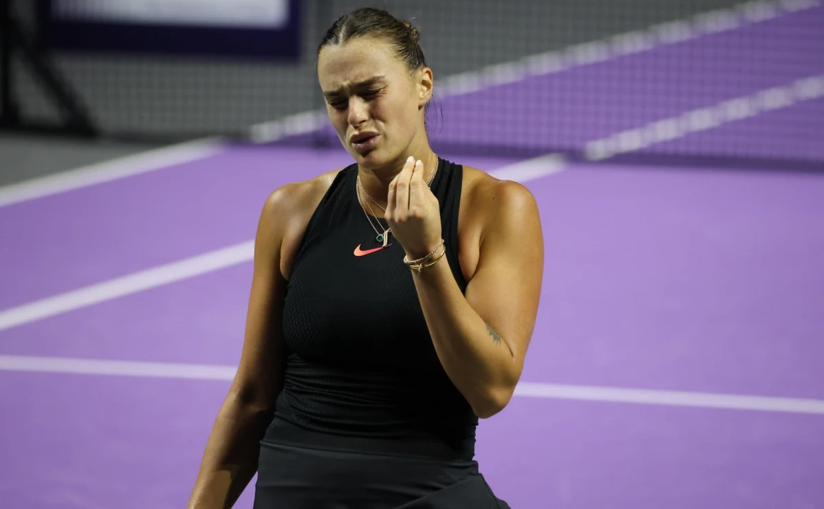 Liderka światowego rankingu tenisistek Białorusinka Aryna Sabalenka odpadła w półfinale turnieju WTA Finals w Rijadzie po porażce z Coco Gauff 6:7 (4-7), 3:6. W sobotnim finale rywalką Amerykanki będzie Chinka Qinwen Zheng, która pokonała Czeszkę Barborę Krejcikovą 6:3, 7:5.