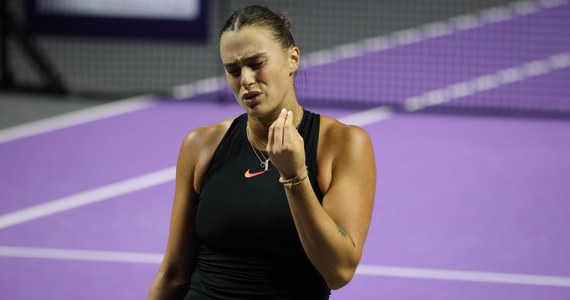 Liderka światowego rankingu tenisistek Białorusinka Aryna Sabalenka odpadła w półfinale turnieju WTA Finals w Rijadzie po porażce z Coco Gauff 6:7 (4-7), 3:6. W sobotnim finale rywalką Amerykanki będzie Chinka Qinwen Zheng, która pokonała Czeszkę Barborę Krejcikovą 6:3, 7:5.