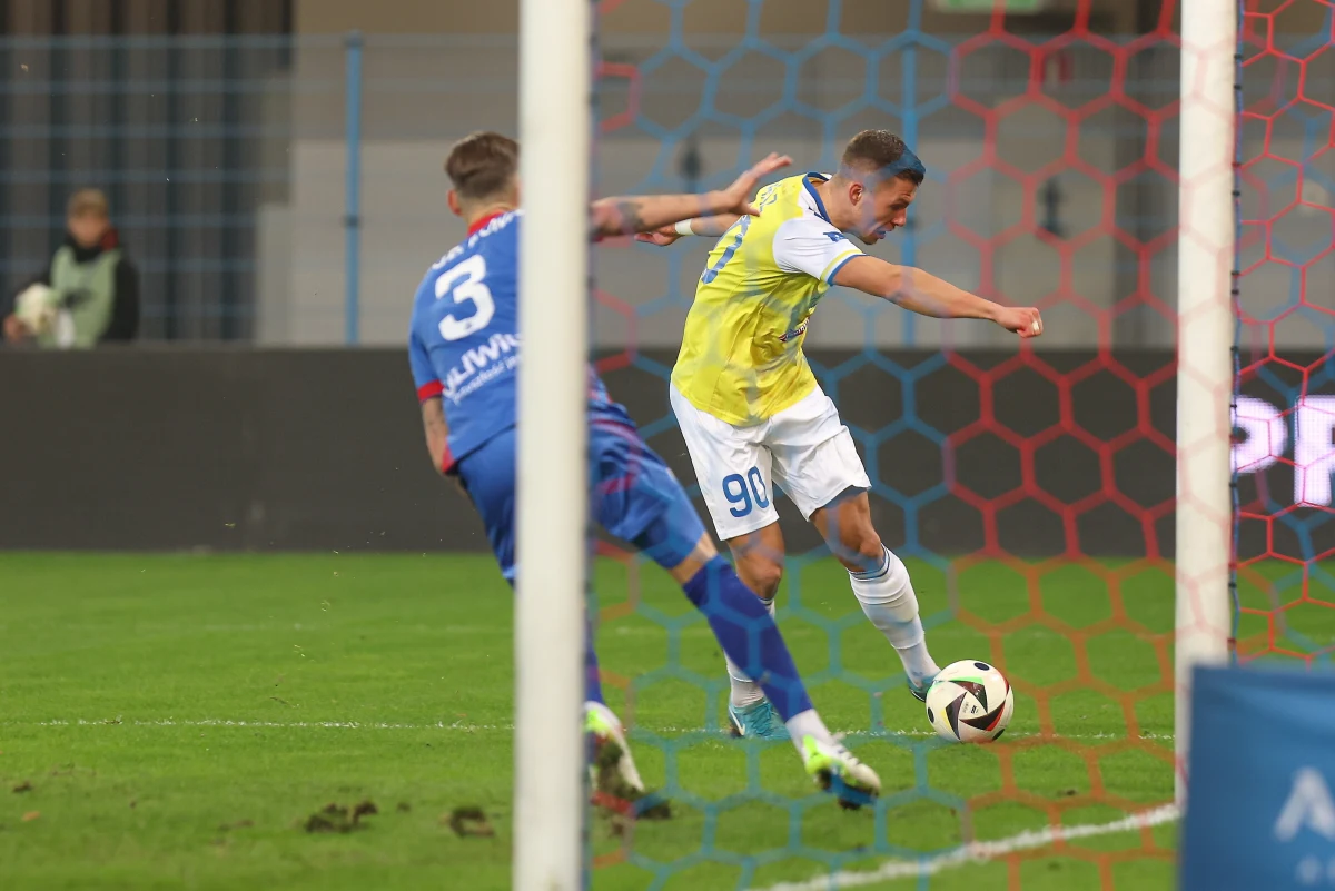 W pierwszym meczu 15. kolejki ekstraklasy Piast Gliwice uległ na własnym stadionie Motorowi Lublin 2:3. Niezwykłą skutecznością popisał się napastnik lublinian Samuel Mraz, który strzelił trzy bramki.