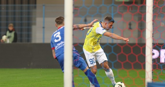 W pierwszym meczu 15. kolejki ekstraklasy Piast Gliwice uległ na własnym stadionie Motorowi Lublin 2:3. Niezwykłą skutecznością popisał się napastnik lublinian Samuel Mraz, który strzelił trzy bramki.