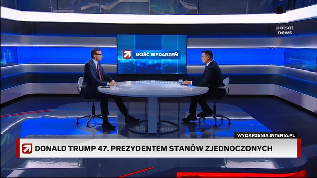 W programie poruszono temat wyborów prezydenckich w USA i wygranej Donalda Trumpa. - Dla mnie ten wybór nie jest zaskoczeniem - stwierdził Mateusz Morawiecki. W jego ocenie Trump wygrał m.in. dzięki agendzie dotyczącej rynku pracy, walki z drożyzną, inwestycji w USA, a nie "tematów, które polaryzują społeczeństwo". Prowadzący przytoczył słowa Przemysława Czarnka. Stwierdził on: - Trump udowodnił, że mityczne centrum nie istnieje. Morawiecki dopytywany o to, czy nie odbiera tej wypowiedzi jako uszczypliwości w stronę jego koncepcji, przekonywał: - Nie, nie odbieram tego w ten sposób. - Za czasów pierwszej kadencji Donald Trump był najbardziej antyrosyjskim prezydentem od czasu Ronalda Reagana - podkreślił były premier. - Donald Trump rugał Niemcy za to, że płacą Rosjanom za gaz, jednocześnie prosząc Amerykanów o parasol bezpieczeństwa - dodał. Morawiecki przyznał, że w związku z tym wiąże nadzieje z drugą prezydenturą Trumpa. - Trudno mi sobie wyobrazić, żeby zaczął swoją prezydenturę od tego, że ulegnie Władimirowi Putiowi w kontekście negocjacji dot. zakończenia wojny w Ukrainie – stwierdził. - Za czasów pierwszej kadencji Donald Trump był najbardziej antyrosyjskim prezydentem od czasu Ronalda Reagana - podkreślił były premier, pytany o możliwą przyszłą politykę międzynarodową Stanów Zjednoczonych. - Donald Trump rugał Niemcy za to, że płacą Rosjanom za gaz, jednocześnie prosząc Amerykanów o parasol bezpieczeństwa – dodał. Morawiecki przyznał, że w związku z tym wiąże nadzieje z drugą prezydenturą Trumpa. - Trudno mi sobie wyobrazić, żeby zaczął swoją prezydenturę od tego, że ulegnie Władimirowi Putiowi w kontekście negocjacji dot. zakończenia wojny w Ukrainie - stwierdził.