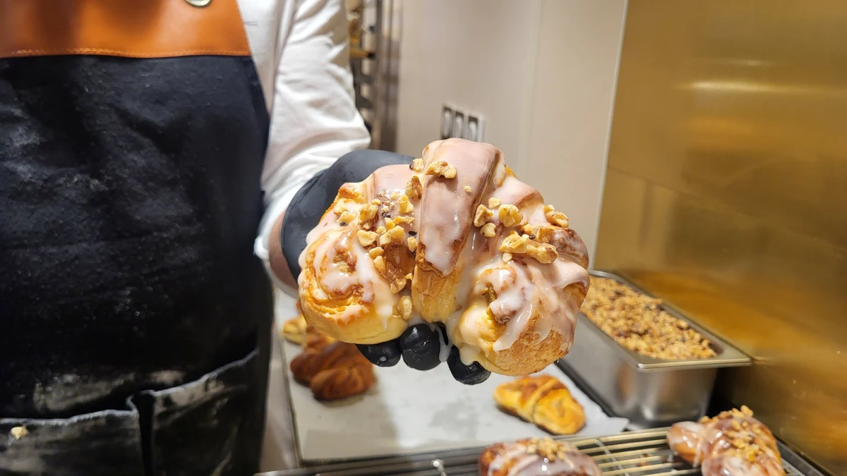 Prawie 250 ton rogali świętomarcińskich kupią mieszkańcy Poznania. Przed nami Święto Niepodległości oraz imieniny ul. Święty Marcin, na których królują słodkie, wielkopolskie wypieki. W RMF FM sprawdzamy, jaki powinien być prawdziwy rogal świętomarciński. W tę podróż po poznańskim świecie cukiernictwa zabiera nas Paweł Mieszała, mistrz świata w cukiernictwie.