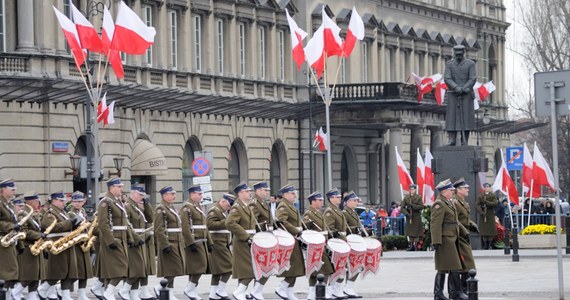 W poniedziałek, 11 listopada w całym kraju odbędą się uroczystości związane z Narodowym Świętem Niepodległości. Główne wydarzenia rocznicowe, z udziałem m.in. prezydenta Andrzeja Dudy, zaplanowano na pl. Piłsudskiego w Warszawie. Ulicami stolicy przejdzie Marsz Niepodległości. W Poznaniu rocznice odzyskania niepodległości uczczą biegacze. W Krakowie na Rynku Głównym RMF FM organizuje VIII Ogólnopolskie Śpiewanie Biało-Czerwonych Przebojów.