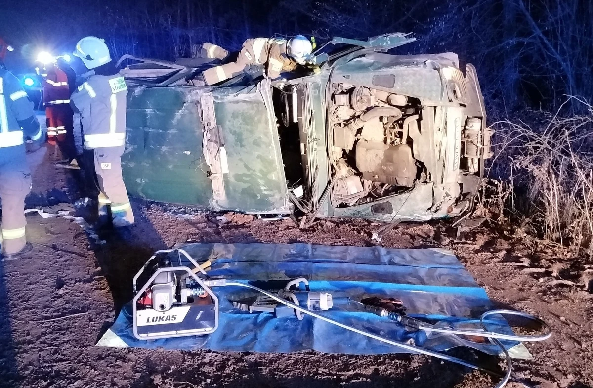 Pięć osób trafiło do szpitala po tym, gdy samochód straży granicznej wypadł z drogi z rejonie miejscowości Łapicze w powiecie sokólskim - poinformowała w sobotę podlaska policja.