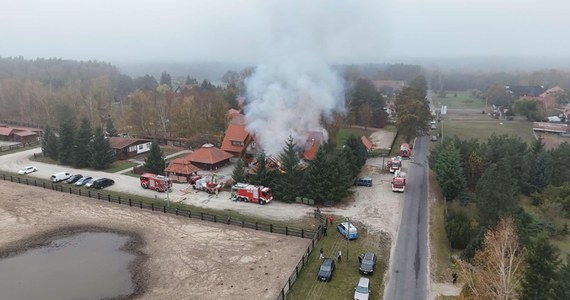 Kilkudziesięciu strażaków walczy z pożarem jednego z budynków w kompleksie restauracyjnym w Smyczynie niedaleko Leszna w Wielkopolsce. Kłęby dymu widać tam z kilkuset metrów. Informacje o pożarze otrzymaliśmy na Gorącą Linię RMF FM.