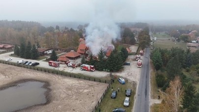 ​Pożar drewnianej karczmy pod Lesznem. Kłęby dymu widoczne z daleka