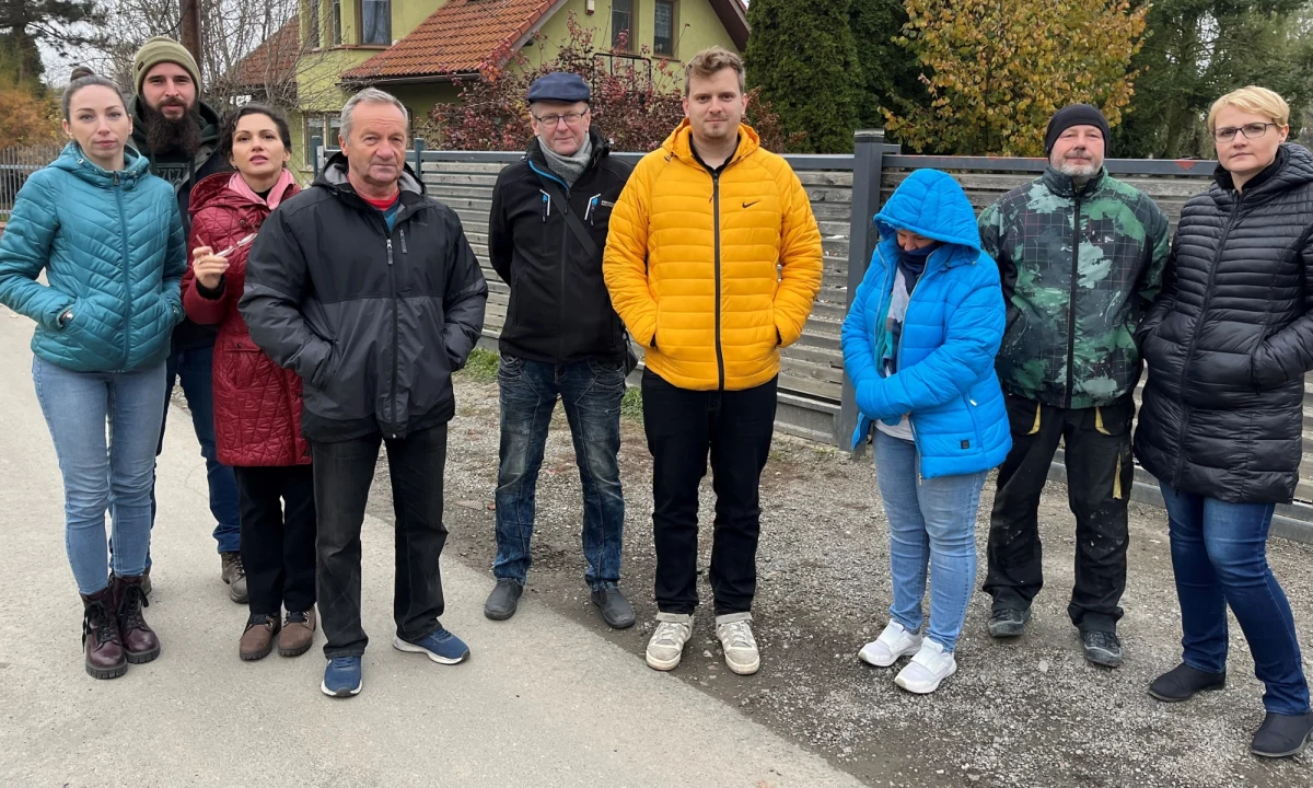 "Nie chcemy bać się iść spać, kiedy pada deszcz. Boimy się, że sytuacja może się powtórzyć, a bez wsparcia instytucji nic nie zrobimy. Potrzebujemy szybkich działań, żeby coś takiego już się nigdy nie powtórzyło" - mówią mieszkańcy Czechowic-Dziedzic, których dotknęła wrześniowa powódź. Nagrali film z apelem do władz i instytucji, które mogą zapobiec kolejnej katastrofie.