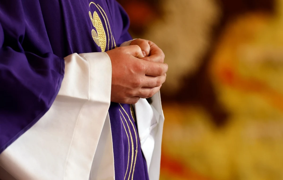 ​W sobotę przed południem zmarł w szpitalu ksiądz ze Szczytna, który był ofiarą brutalnej napaści - poinformował rzecznik Kurii w Olsztynie ks. Marcin Sawicki. W areszcie przebywa 27-letni mężczyzna podejrzany w tej sprawie.