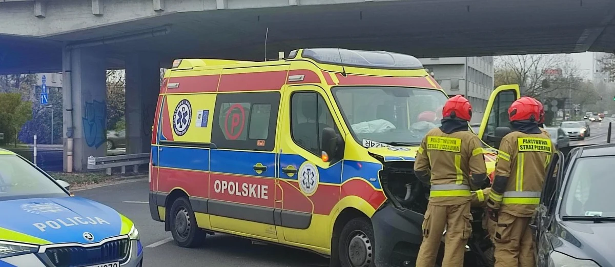 W Opolu karetka zderzyła się z samochodem osobowym. Do wypadku doszło w rejonie ulicy Łużyckiej i placu Konstytucji 3 Maja. Na miejscu działają służby.