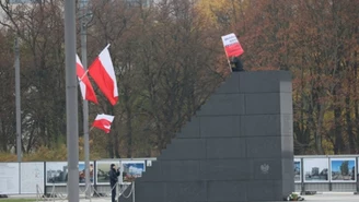 Wszedł na pomnik smoleński. Zdecydowana reakcja policji