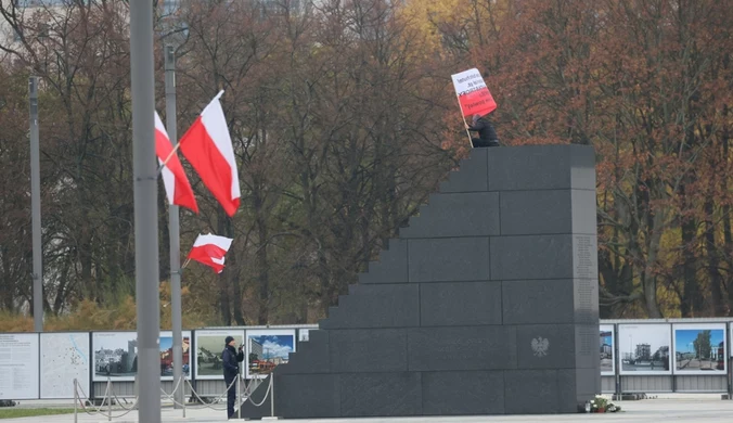 Wszedł na pomnik smoleński. Policja użyła granatów hukowych