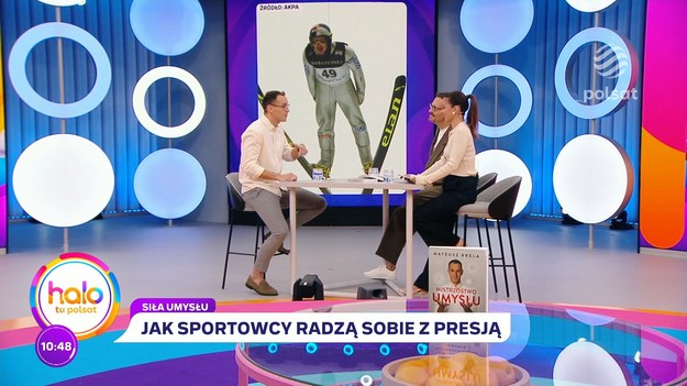 Gościem “halo tu polsat” był Mateusz Brela, psycholog sportu, który opowiedział o tym, jak ważną rolę w osiąganiu sukcesów odgrywa sfera psychiczna. Okazuje się, że z pomocy specjalistów w tym zakresie korzysta większość znanych sportowców i sportowczyń. W gronie tym jest między innymi Iga Świątek.