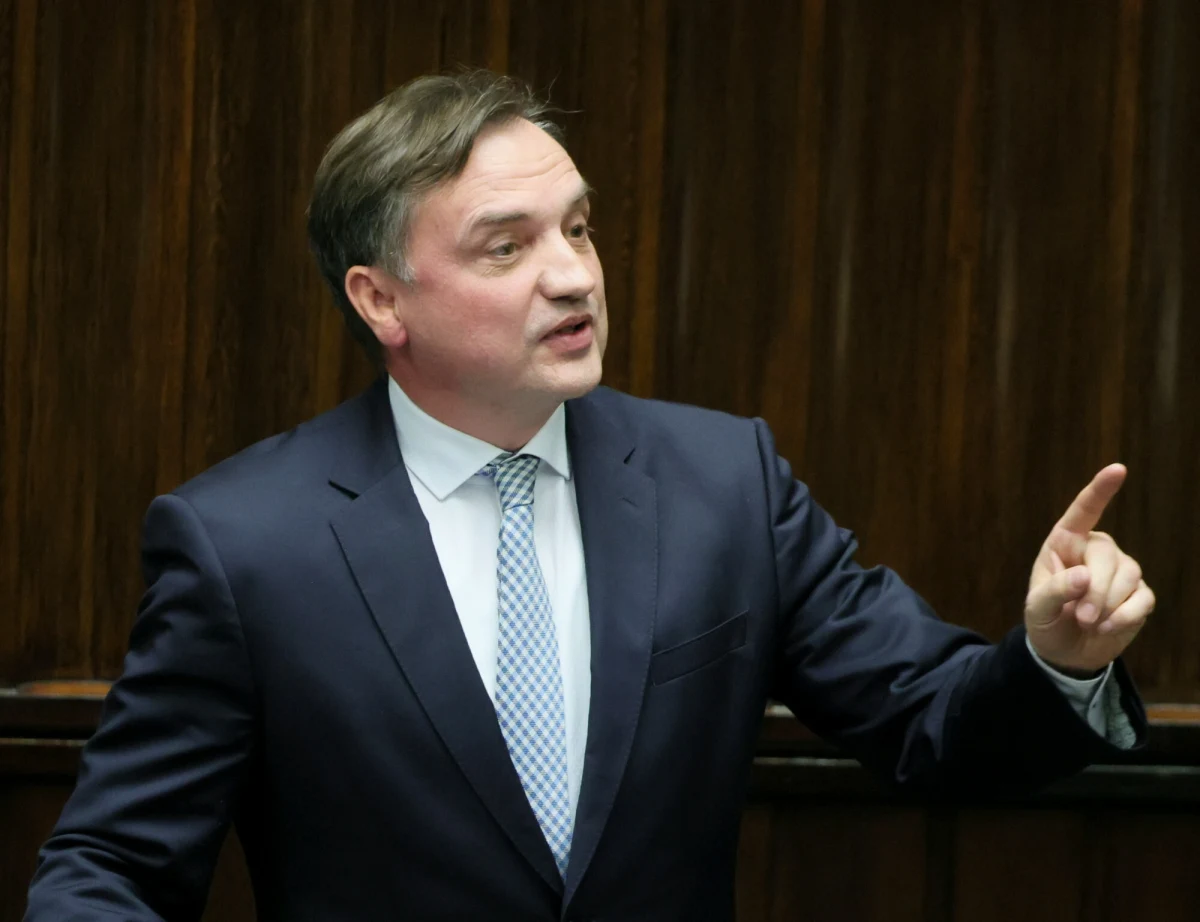 "Kiedyś Donald Tusk miał sędziów na telefon, dziś to są już ‘nasi sędziowie’, jak ostatnio przyznał Rafał Trzaskowski. Ale 'wasi'  sędziowie mnie nie zastraszą, bo prawa przestrzegam" - napisał na platformie X Zbigniew Ziobro, były minister sprawiedliwości. Odniósł się w ten sposób do informacji o ukaraniu go grzywną 2 tys. zł za to, ze nie stawił się na komisji śledczej ds. Pegasusa.