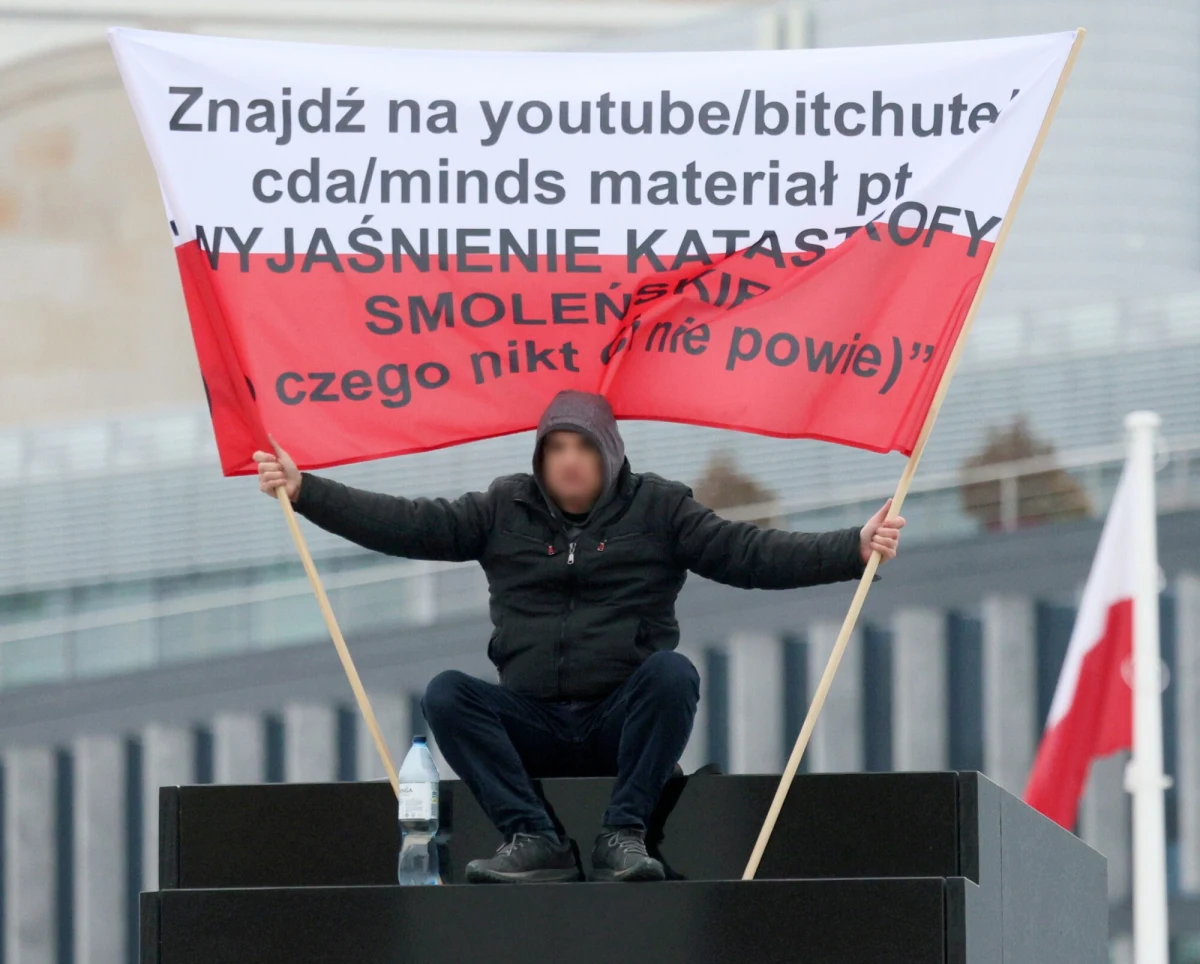 Mężczyzna, który wtargnął na pomnik Ofiar Tragedii Smoleńskiej w Warszawie, został obezwładniony i jest w rękach policji. Zagrożenie minęło, a nikomu nic się nie stało - informuje policja. Funkcjonariusze w akcji użyli granatów hukowych.