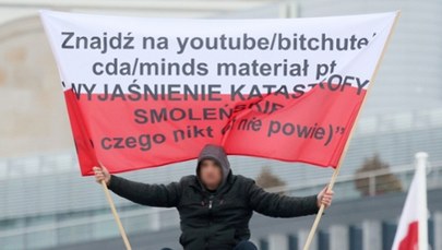 Obezwładniono mężczyznę, który wszedł na pomnik smoleński