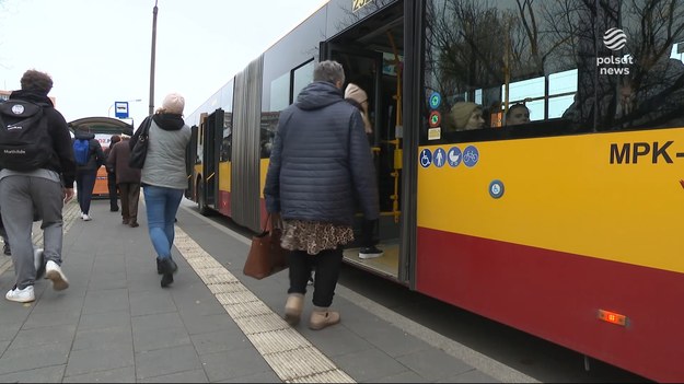 Mieszkańcy Łodzi idą na wojnę z łódzkim MPK. Założyli grupę poszkodowanych pasażerów w mediach społecznościowych. Twierdzą, że są niesłusznie karani przez kontrolerów. Dostają mandaty, zanim zdążą zakupić bilet na przejazd w specjalnej aplikacji. Jedna z pasażerek właśnie wygrała w sądzie sprawę, ale wyrok jest nieprawomocny. Dla ''Wydarzeń'' Agata Gwizdała.