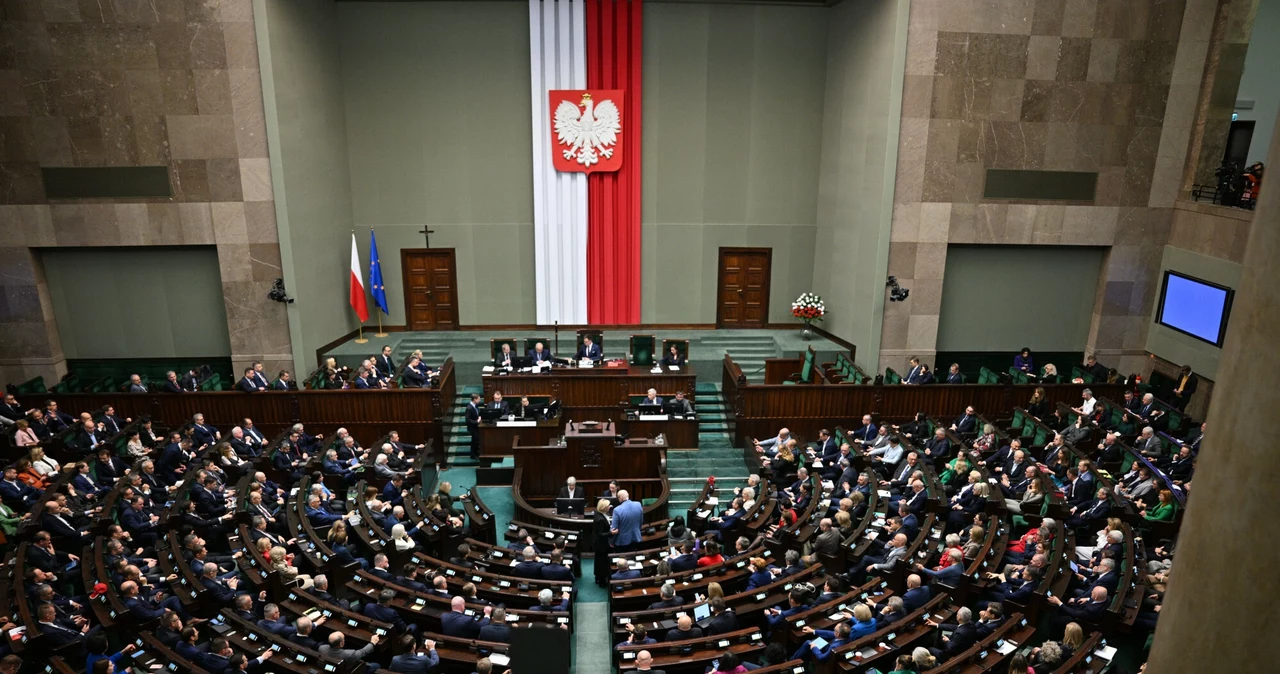 Sala obrad Sejmu. Koalicja Obywatelska cieszy się największym poparciem Polaków - wynika z badania CBOS