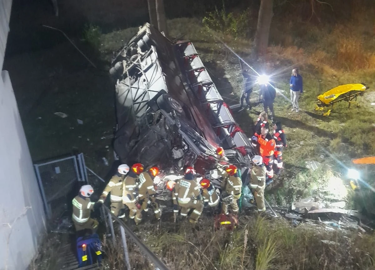 Koszmarnie wyglądający wypadek na autostradzie A4 w pobliżu Zgorzelca. Autokar jadący w kierunku Niemiec przeciął barierki, zjechał na przeciwległy pas ruchu, przebił bariery i spadł z wiaduktu z wysokości ok. 10 metrów. Ze zniszczonego pojazdu ratownicy wydobyli kierowcę.
