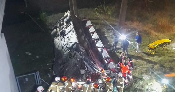 Koszmarnie wyglądający wypadek na autostradzie A4 w pobliżu Zgorzelca. Autokar jadący w kierunku Niemiec przeciął barierki, zjechał na przeciwległy pas ruchu, przebił bariery i spadł z wiaduktu z wysokości ok. 10 metrów. Ze zniszczonego pojazdu ratownicy wydobyli kierowcę.