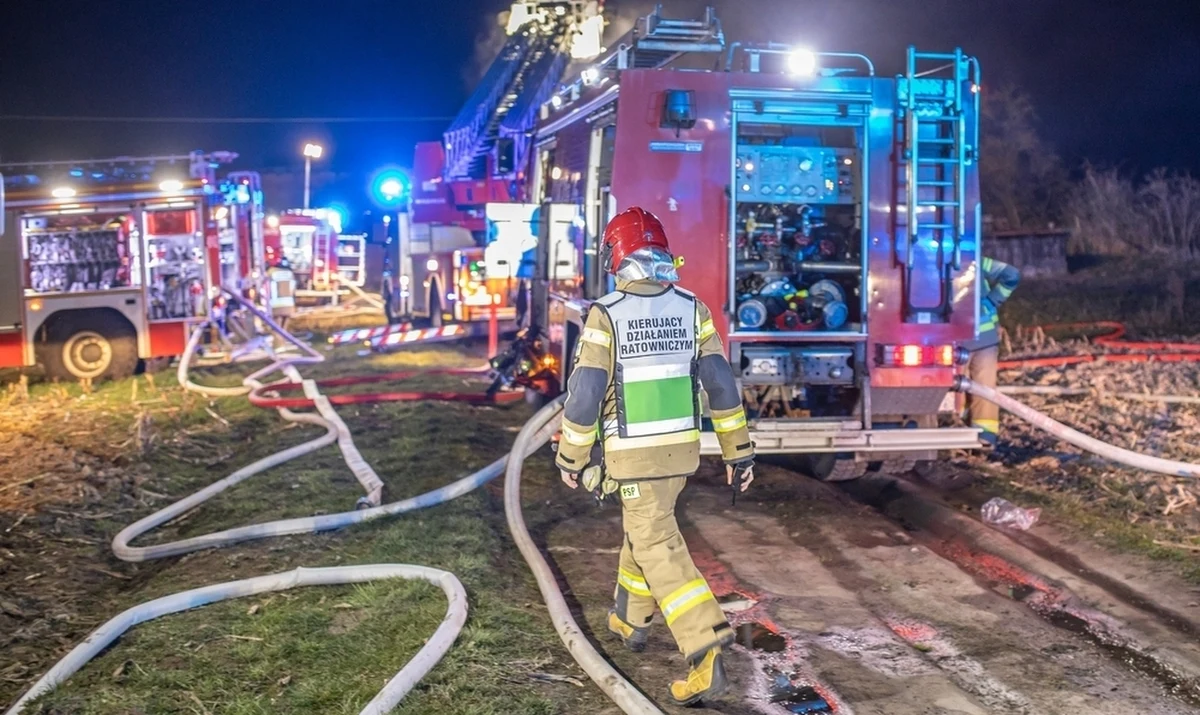​Dwie nieprzytomne osoby ewakuowano z wielorodzinnego budynku w Zabrzu, w którym minionej nocy wybuchł pożar. Budynek samodzielnie opuściło 11 lokatorów.