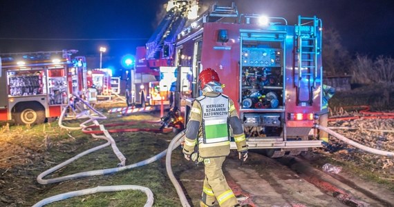 ​Dwie nieprzytomne osoby ewakuowano z wielorodzinnego budynku w Zabrzu, w którym minionej nocy wybuchł pożar. Budynek samodzielnie opuściło 11 lokatorów.