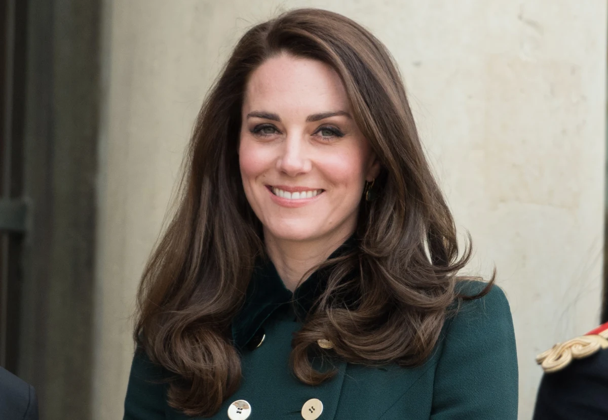 Księżna Kate dołączyła do pozostałych członków brytyjskiej rodziny królewskiej w obchodach Dnia Pamięci w Londynie. Był to jej pierwszy udział w państwowej uroczystości po tym, jak zakończyła chemioterapię.