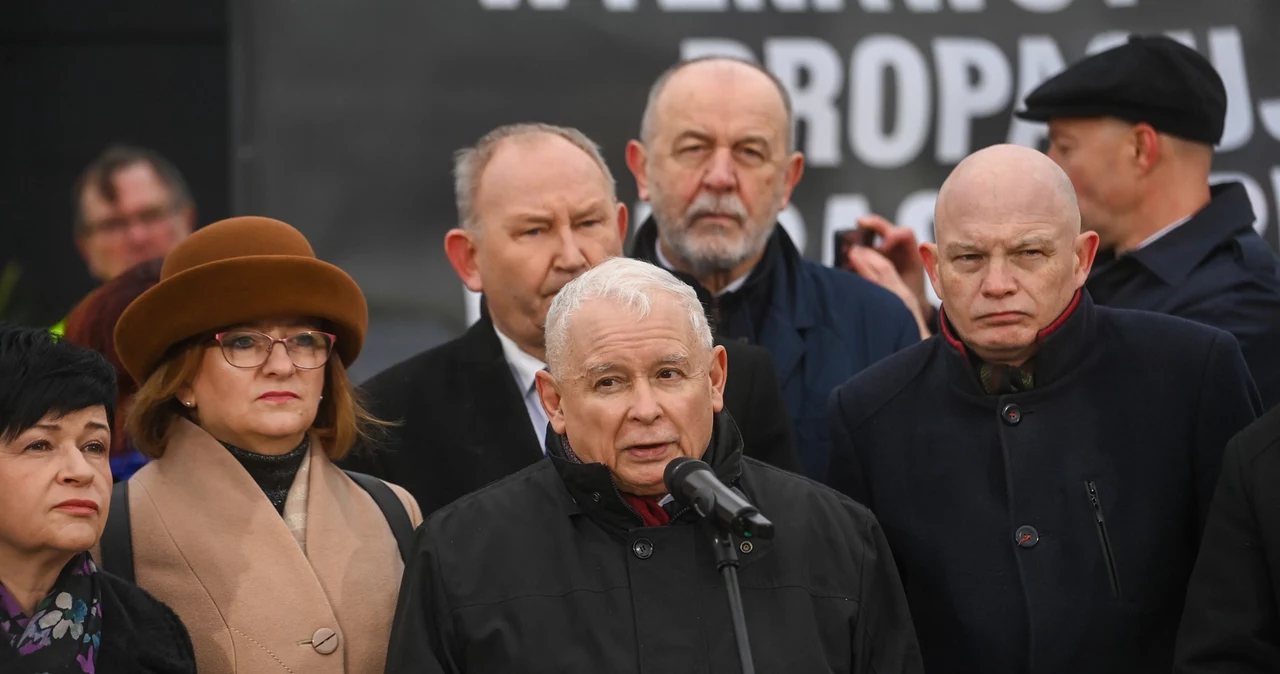 Miesięcznica smoleńska. Jarosław Kaczyński o "prezencie dla Putina od Tuska"