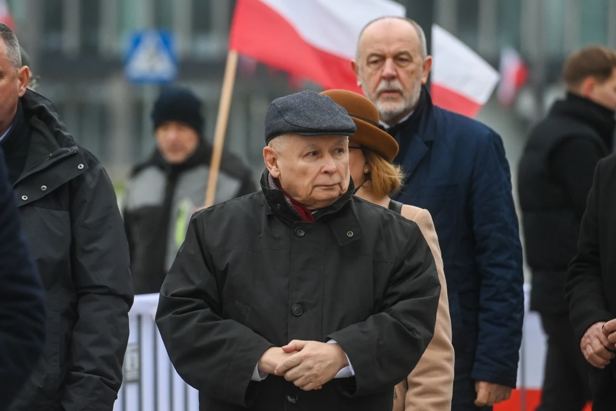 "Te okrzyki to jest kolejny prezent dla Putina. Tusk przysyła prezent dla Putina, bo jest od niego uzależniony" - mówił w niedzielny poranek Jarosław Kaczyński. Prezes PiS przemawiał w kolejną rocznicę katastrofy smoleńskiej.