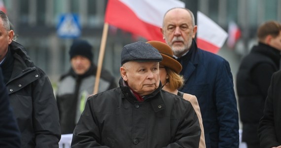 "Te okrzyki to jest kolejny prezent dla Putina. Tusk przysyła prezent dla Putina, bo jest od niego uzależniony" - mówił w niedzielny poranek Jarosław Kaczyński. Prezes PiS przemawiał w kolejną rocznicę katastrofy smoleńskiej.