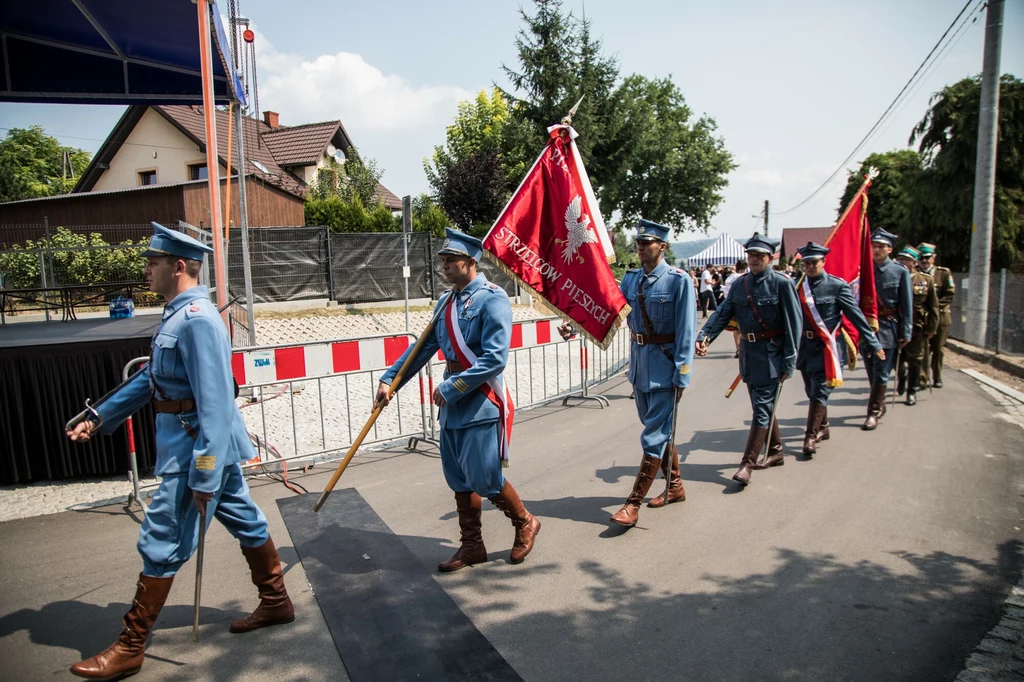 Oryginalny sztandar Armii Hallera zachował się do dziś. Tu podczas uroczystości w Jurczycach w 2018 roku